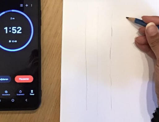 Vijf lijnen op papier naast een potlood en een telefoon met timer